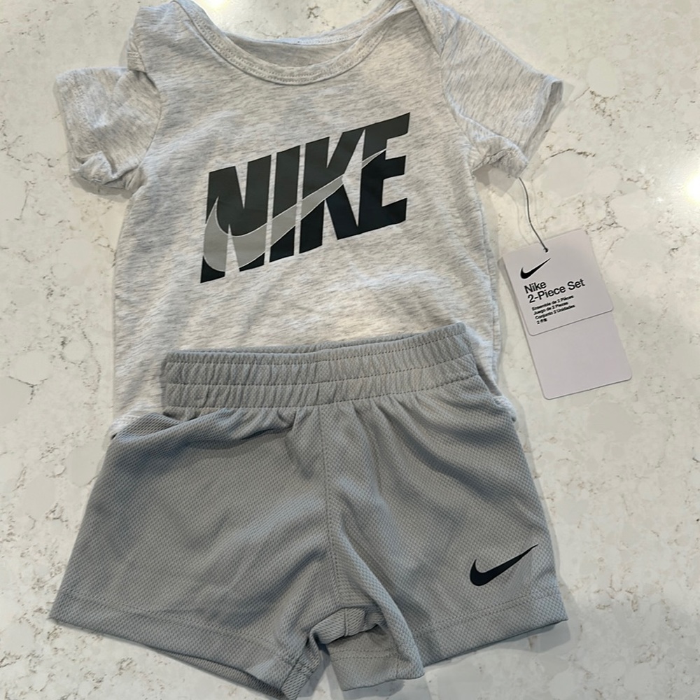 Nike 2 piece set. 6 month.